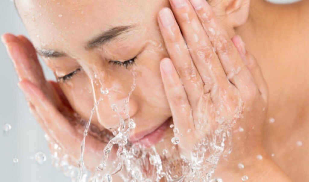 Urutan Skincare Malam selanjutnya Aplikasikan Facial Wash atau Facial Foam