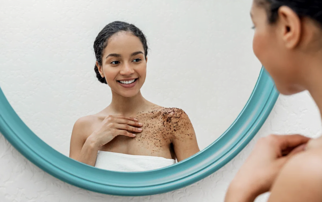 Melakukan Eksfoliasi Kulit Sebelum Scrub