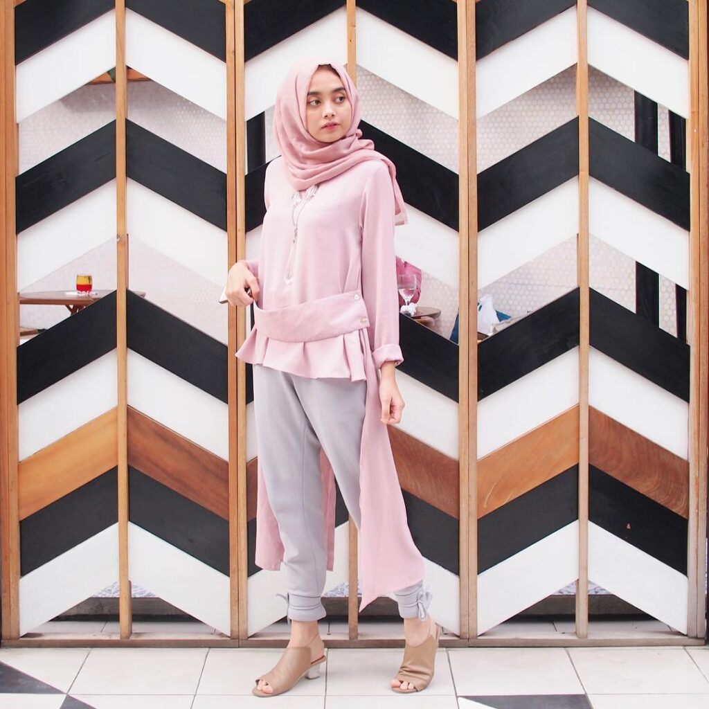 Hijab dengan Papuan Celana jogger dan blouse feminim