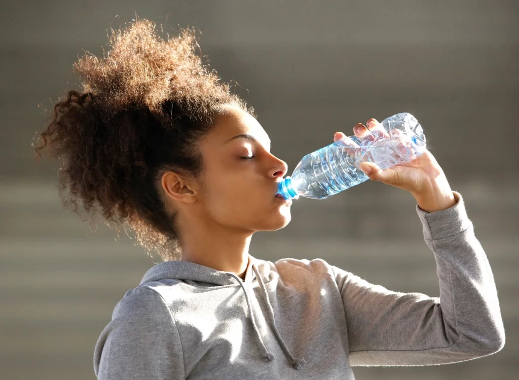 Minum air putih secara teratur dapat menghindarkan dari batu ginjal