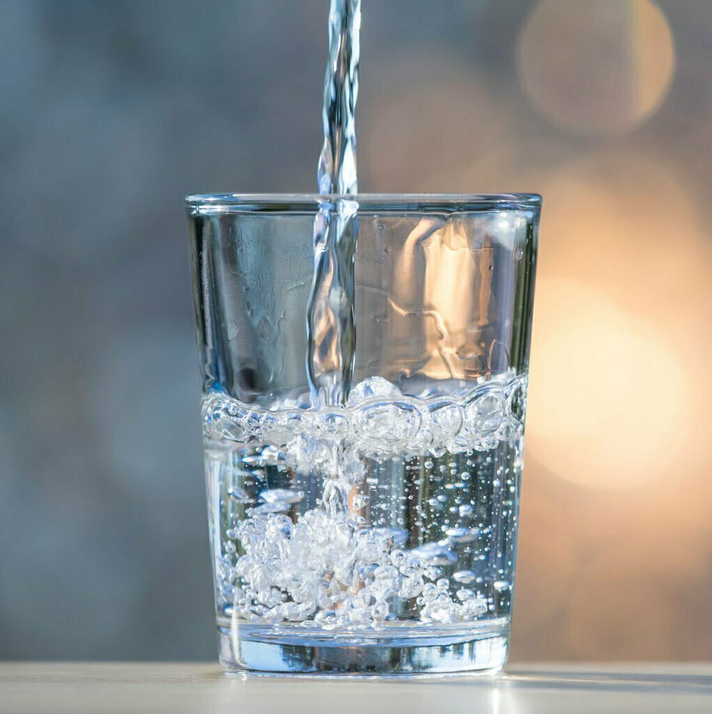 Minum air putih secara teratur juga bermanfaat untuk Kesehatan usus