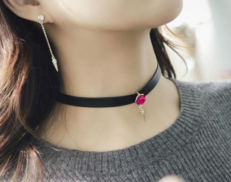 Kalung Choker sebagai pelengkap pakaian casual